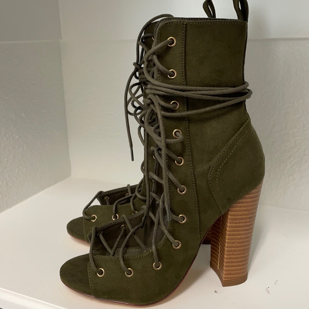 BRAND NEW. olive green heel